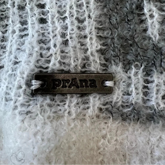 Prana
Reversible cardigan
Gray / white
Size small
Pit to pit 18” - Picture 4 of 7